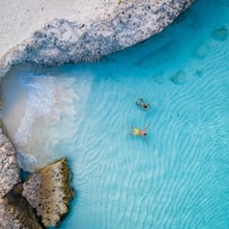What are some must-see highlights of Aruba?